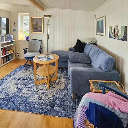 2 Bedroom Cozy In Laurkollen